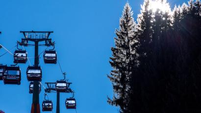 Symbolbild: Jens Büttner/dpa
Ein 13-jähriger Schüler aus dem Nürnberger Land kollidierte beim Skifahren im Tiroler Alpbachtal mit einem Briten. Der Junge wurde schwer verletzt in ein Krankenhaus gebracht.