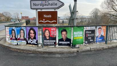 Bild: ihl
Je nach Wahlkreis stehen den Oberpfälzer Stimmberechtigten bei der Bundestagswahl verschiedene Kandidaten zur Auswahl. Diese Werbeplakate hängen in Nabburg, Landkreis Schwandorf.