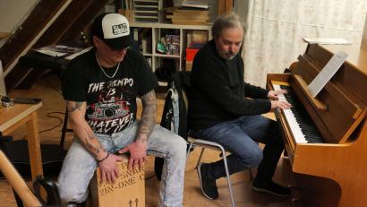 Bild: Florian Wein/exb
In Workshops probt das Ovigo-Theater die Musik für "Dinner mit Singer"