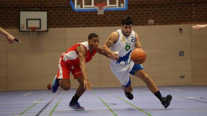 Archivbild: Dieter Jäschke
Benjamin Pradenas (rechts, Szene aus einem früheren Spiel) und die Weiden SEC Baskets gewannen am vergangenen Wochenende beim Debüt von Trainer Daniel Waidhauser mit 98:62 gegen Kulmbach.