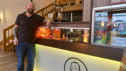 Bild: upl
Sein Gesicht ist zur Marke geworden: Robert Schaarschmidt an der Theke des Roberts.