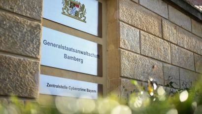 Bild: Nicolas Armer/dpa
Laut der Generalstaatsanwaltschaft Bamberg ist der Mann in drei Fällen der Vergewaltigung und des Besitzes kinderpornographischer Inhalte dringend verdächtig. (Archivbild)