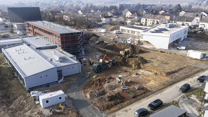 Bild: Wolfgang Erhart/exb
Noch herrscht Hochbetrieb auf der Schul-Baustelle in Waldershof. Vor allem im Außenbereich finden noch notwendige Erdarbeiten statt.
