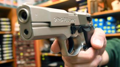 Symbolbild: Uli Deck
In einem Waffengeschäft wird eine Schreckschusspistole vom Typ Walther P88 Compact Kaliber 9mm PAK gezeigt. Die Polizei nahm eine ähnliche Pistole einem Mann aus Amberg ab, weil er in seiner Wohnung umherschoss.