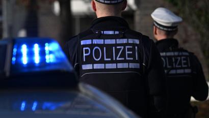Archivbild: Bernd Weißbrod/dpa
In Neuhaus kontrolliert die Polizei einen Autofahrer, der zu viel getrunken hatte.