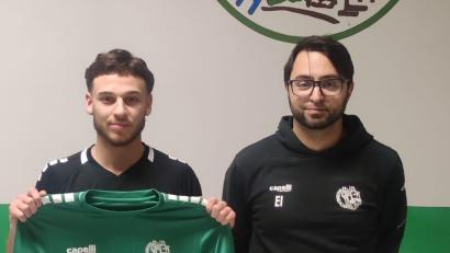 Bild: Izmire/exb
Der Sportliche Leiter der DJK Gebenbach, Erdal Izmire (rechts), zusammen mit Neuzugang Taylan Avci.