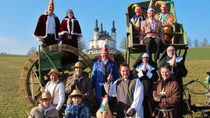 Bild: Bernhard Eckstein/exb
Den Spruch der Werbekampagne für die Klosterlandschaften "Wer Land sät, wird Stiftland ernten" hat der Schlüsselclub Münchenreuth für das Motto zum Faschingszug 2025 umgemünzt: "Wer Fasching sät, wird Narren ernten."