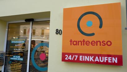 Symbolbild: Heiko Rebsch/dpa
"24/7 einkaufen" steht am Eingang eines Tante-Enso-Ladens.