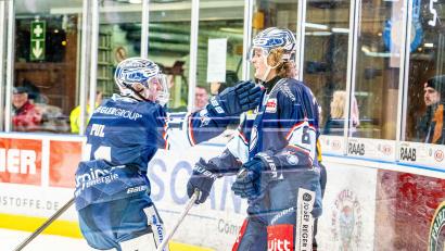 Bild: Elke Englmaier
Neal Samanski (rechts) bejubelt mit Elias Pul seinen Treffer zum zwischenzeitlichen 3:1 gegen die Ravensburg Towerstars. Die Blue Devils Weiden gewannen am Dienstagabend überraschend mit 5:2.