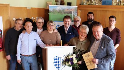 Bild: mfh
Joachim Bender und Ehefrau Ute (vorne, von rechts) im Kreise von Weggefährten und Gratulanten: (von links) Josef Schierlinger, Kurt Hösl, Dieter Schirm, Bettina Moser, Albert Kellner, Karl Landgraf, Bürgermeister Stefan Frank und Dennis Mutzbauer.