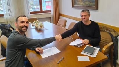 Bild: gi
Bürgermeister Armin Bulenda (links) und der neue Kurpark-Kioskpächter Alexander Sauerwein sind sich schnell einig und unterzeichnen den neuen Vertrag.