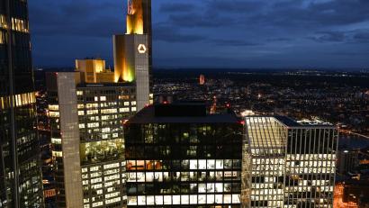 Bild: Arne Dedert/dpa
Die Commerzbank steht unter Druck, nachdem die italienische Großbank Unicredit eingestiegen ist. (Archivbild)