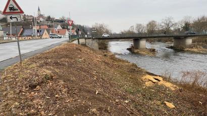 Bild: Wilhelm Amann
Bei der Naabbrücke in Nabburg, die für die Umgehungsstraße neu gebaut werden müsste, ließ das Staatliche Bauamt so gut wie alle Ufergehölze beseitigen.