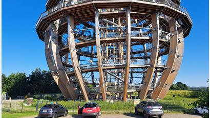 Bild: Hirsch
Das Parken an der Steinberger Holzkugel ist gebührenpflichtig. Autos mit einem E im Kennzeichen sollen ab dem 1. April davon ausgenommen sein. Das sorgt im Gemeinderat für Unmut.