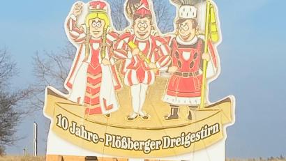 Bild: Jürgen Kraus/exb
Der Stein des Anstoßes: eine Werbeanlage für das Plößberger Dreigestirn beim Kreisverkehr.