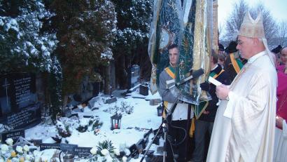 Archivbild: jr
Am 13. Februar 2005 eröffnete der damalige Bischof Dr. Gerhard Ludwig Müller den Seligsprechungsprozess für Therese Neumann. Es war ein kalter Wintertag mit viel Schnee.