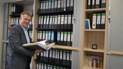 Bild: as
Walter Brucker hat sich ein umfangreiches Archiv aufgebaut. Um zu allen möglichen Landkreis-Angelegenheiten schnell Bescheid zu wissen, greift er gerne ins Regal mit sorgfältig beschrifteten Ordnern.