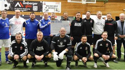 Bild: no
Die Traditionsmannschaft des 1. FC Nürnberg mit Teamchef Thomas Ziemer (stehend, Fünfter von rechts) und dem früheren Bundesliga-Torschützenkönig Marek Mintal (knieend, Zweiter von links) gesellt sich bei der Übergabe des 2500 Euro schweren Spendenschecks der VR-Bank an den SV Illschwang dazu.