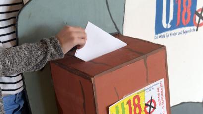 Archivbild: Stefan Puchner/dpa
Wählen fast wie in echt: Kinder und Jugendliche sind zur U18-Wahl aufgerufen. Auch in Amberg gibt es zwei Wahllokale.