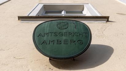 Symbolbild: Armin Weigel 
Am Amtsgericht Amberg wurde ein Amberger zu einer Bewährungsstrafe verurteilt, weil er Missbrauchsabbildungen auf seinem Handy hatte.