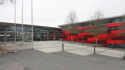 Bild: pi
Die Sanierung der Grund- und Mittelschule schlägt mit etwas mehr als sechs Millionen Euro zu Buche. Die Fertigstellung soll bis zum Sommer 2025 erfolgen.