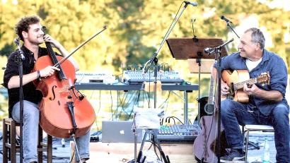 Bild: Meier/exb
Musik mit Cello und Akustikgitarre macht das Vater-und-Sohn-Duo Hans „Yankee“ (rechts) und Christoph Meier.