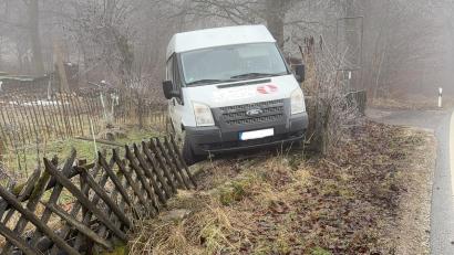 Bild: Polizei Sulzbach-Rosenberg
Der Kleintransporter landet nach der Karambolage im Garten eines Wohnanwesens.