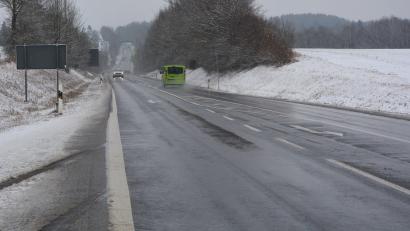 Bild: jr
Wegen Baumfällarbeiten und Arbeiten an Sträuchern war die Bundesstraße zwischen Mitterteich und Waldsassen auf Höhe Abzweigung Hofteich auf Tempo 50 beschränkt, auch nachdem dort nicht mehr gearbeitet worden sei, wie Stadtrat Wolfgang Karbstein in der jüngsten Sitzung klagte.