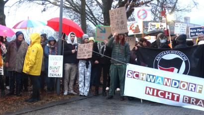 Bild: Hirsch
Mit Parolen bringen die Demonstranten ihren Protest gegen die AfD-Veranstaltung in der Oberpfalzhalle zum Ausdruck.