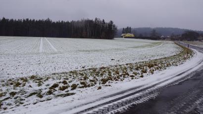 Bild: bkr
Vor die Nase gesetzt bekommen die Bewohner dieses Hauses das Baufeld 3 mit der Speicheranlage unterhalb des Waldsaums auf der linken Bildseite. Zudem wird das Anwesen zusätzlich auf der westlichen Seite noch vom Baufeld 2 eingegrenzt.