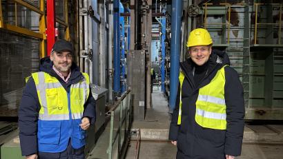 Bild: Stadt Wunsiedel/exb
Lapp-Geschäftsführer Daniel Hartmann (links) zeigte Bürgermeister Nicolas Lahovnik (rechts) die Produktion.