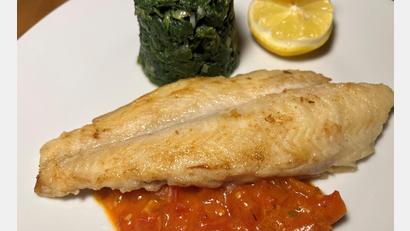Bild: Michael Schiffer
Das Pangasius-Filet wird in der Pfanne herausgebraten. Dazu serviert OWZ-Küchenchef Michael Schiffer Tomatensoße und Spinat.