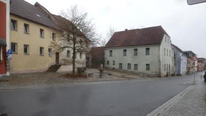 Bild: Mandl/exb
Der General-Stephan-Platz ist von der Kommune mit einem Brunnen und Sitzgelegenheiten gestaltet worden. Doch auch die Bürger können an ihren Anwesen baulich etwas tun und werden dabei finanziell unterstützt. Bürgermeister Maximilian Beer und die Verwaltung machen auf die entsprechenden Fördermöglichkeiten aufmerksam.