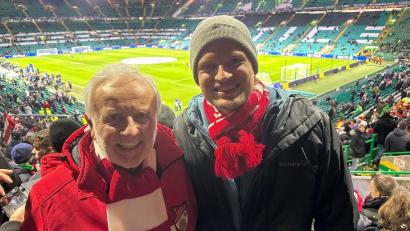 Bild: Willibald Richtmann/exb
Fanclub-Präsident trifft Flieger: Erst im Stadion erfährt Bernd Hofmann (links), wer in der Lufthansa-Maschine nach Glasgow im Cockpit saß: Benedikt Benz, Copilot und Mitglied beim FC-Bayern-Fanclub Nabburg.