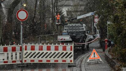 Bild: Stephan Huber
Der Mariahilfbergweg in Amberg musste am Donnerstag oberhalb des Klinikum-Parkplatzes wegen Baumfällarbeiten gesperrt werden.