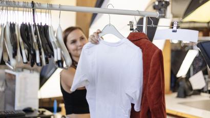 Bild: Simone Reger
Man sollte seine Kleidung nicht zu heiß waschen und den Trockner nur selten benutzen, sagt Lisa Samhammer, Betreiberin eines Online-Second-Hand-Shops in Neustadt/WN.