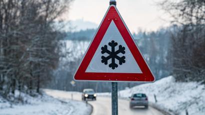 Symbolbild: Armin Weigel / dpa
Glätte hat am Mittwoch zu einem Unfall auf der B 15 bei Störnstein geführt.