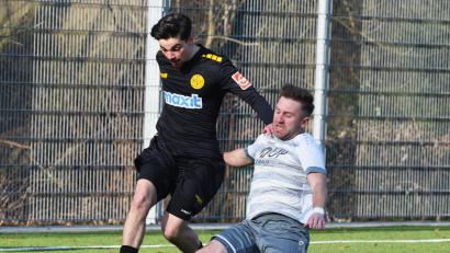 Bild: G. Büttner
Die Defensivkünste von Matthias Heinl (rechts, Szene aus der Partie gegen die SpVgg Bayreuth) und der SpVgg SV Weiden werden auch im zweiten Vorbereitungsspiel gegen die SpVgg Hankofen-Hailing gefordert sein.