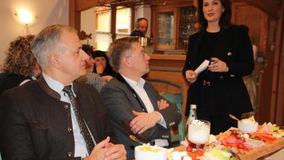 Bild: kro
Michaela Kaniber beim Landfrauenfrühstück im "Gowerlhof". Landrat Roland Grillmeier und Ladntasgvizepräsident Tobias Reiß (vorne, von links) hörten ihr genau zu.