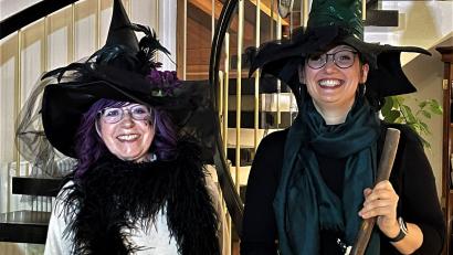 Bild: Susanne Schwab
Eine Ära geht zu Ende: Wenn die Amberger Hexen in diesem Jahr ihr Unwesen treiben, wird Gertraud Neiswirth (links) die bunte Truppe nicht mehr als Oberhexe anführen. Sie reichte jetzt den Staffelstab an Elisabeth Lanzinger weiter.