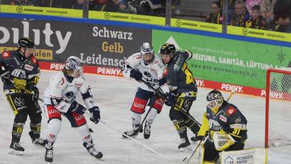 Bild: Samla
Elias Pul (Mitte) und Neal Samanski (Zweiter von links) von den Blue Devils Weiden belagern in dieser Szene das Tor der Krefeld Pinguine.