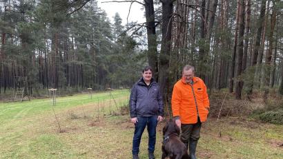 Bild: Marianne Badura
Landwirt Norbert Graf (rechts) und Wildlebensraumberater Matthias Feierler freuen sich über die ökologische Gestaltung der Waldwiese.