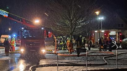 Bild: Jessica Fechner
Um die Flammen zu löschen und mögliche Glutnester zu finden, musste die Feuerwehr mit der Drehleiter hochfahren und das Dach der Garage öffnen.