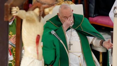 Bild: Alessandra Tarantino/AP/dpa
Musste in eine Klinik: der Papst. (Archivbild)