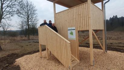 Bild: Christian Rudolf
Über die neue Naturbeobachtungsplattform in Theuern freuen sich (von links) Naturparkvorsitzender Markus Dollacker, Naturpark-Geschäftsführerin Isabel Lautenschlager und der Kümmersbrucker Bürgermeister Roland Strehl.