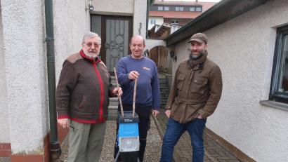 Bild: bsc
Beliebt ist der Geräteverleih der Siedlergemeinschaft Friedenfels. Nach den Neuwahlen übergab der langjährige Vorsitzende Otmar Zeitler (links) den letzten Ankauf, einen weiteren Gartenhäcksler, an den neuen Vorsitzenden Michael Merkl (rechts). Für die Wartung der zahlreichen Gerätschaften dankten die Vorsitzenden dabei Gerätewart Günter Schürlein (Mitte).