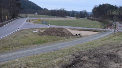 Bild: bnr
Die Bushaltestelle für die Schulkinder von Schwarzach liegt völlig ungeschützt 500 Meter vom Hauptort entfernt an der SAD 37. Jetzt soll ein beleuchteter Fahrgastunterstand und neue Bushaltekaps die Situation deutlich verbessern.