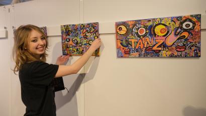Bild: Stefanie Schreiner/exb
Eva Reif hat im Museum in Mitterteich ihre erste Einzelausstellung. Ihre Kunstwerke bezeichnet die junge Mitterteicherin gerne als Wimmelbilder.
