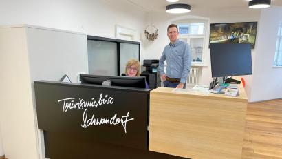 Bild: Andreas Hofmeister, Stadt Schwandorf/exb
Tourismusbüro-Leiter Maximilian Lohse (rechts) freut sich gemeinsam mit seinem Team, die Gäste in den neuen Räumlichkeiten zu begrüßen.