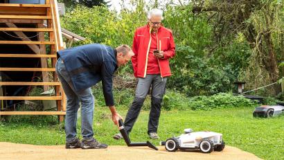 Bild: Michael Müller-Münker/selbst ist der Mann/dpa
Tüv-Experte Alexander Baumstark (links) und Peter Carla Baruschke von der Zeitschrift "Selbst ist der Mann" beim Sicherheits-Check der Mähroboter.